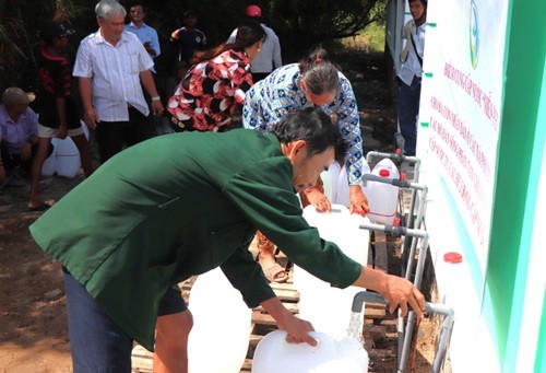 Người dân Cần Thơ đến lấy nước sạch tại điểm cấp phát nước sạch miễn phí tại trạm cấp nước Lạc Hòa. (Ảnh: HT).