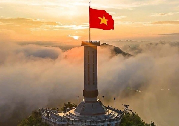 Lần đầu tiên bắn pháo hoa đêm giao thừa tại Cột cờ Quốc gia Lũng Cú