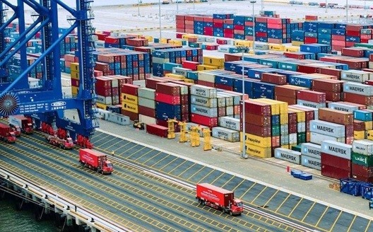 Xuất nhập khẩu tháng 1 tăng mạnh, cán cân thương mại chuyển sang nhập siêu