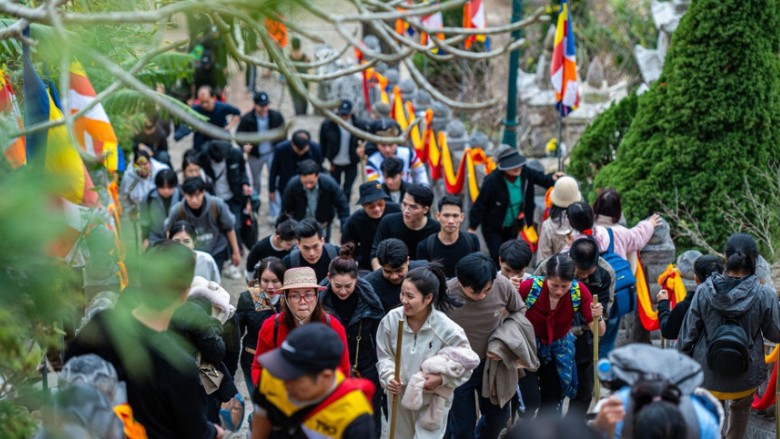 Du xuân tâm linh: Giữ ranh giới giữa đức tin và thương mại