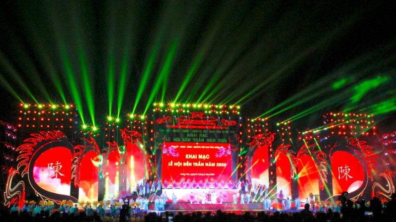 Hàng vạn du khách đổ về Đền Trần Hưng Yên đêm khai hội