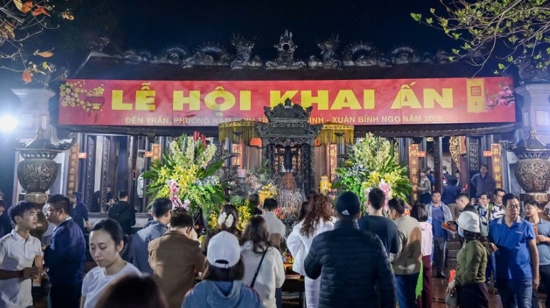 Người dân thức trắng đêm, đội mưa chờ xin ấn Đền Trần