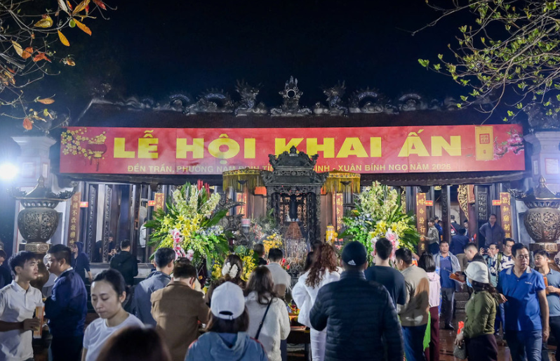 Người dân thức trắng đêm, đội mưa chờ xin ấn Đền Trần