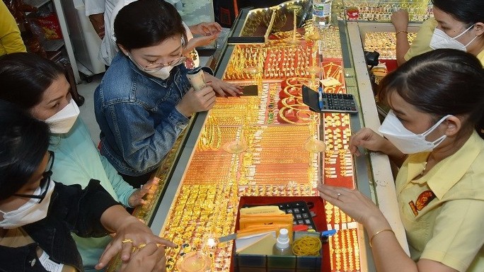 Giá vàng hôm nay 20/3: Giảm mạnh 7 triệu 500 nghìn đồng/lượng