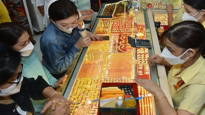 Giá vàng hôm nay 20/3: Giảm mạnh 7 triệu 500 nghìn đồng/lượng