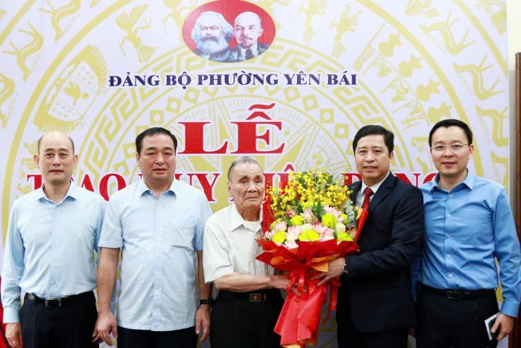 Bí thư Tỉnh ủy Dương Quốc Huy dự và trao Huy hiệu 80 năm tuổi Đảng cho đảng viên Đỗ Khắc Cương