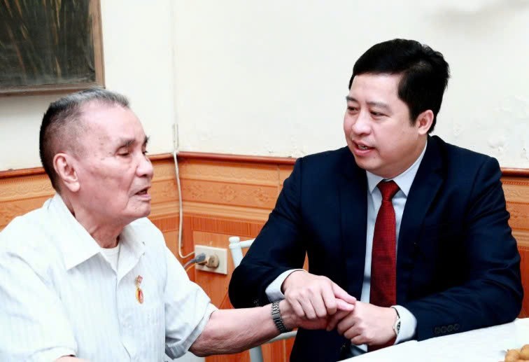 Bí thư Tỉnh ủy Dương Quốc Huy dự và trao Huy hiệu 80 năm tuổi Đảng cho đảng viên Đỗ Khắc Cương