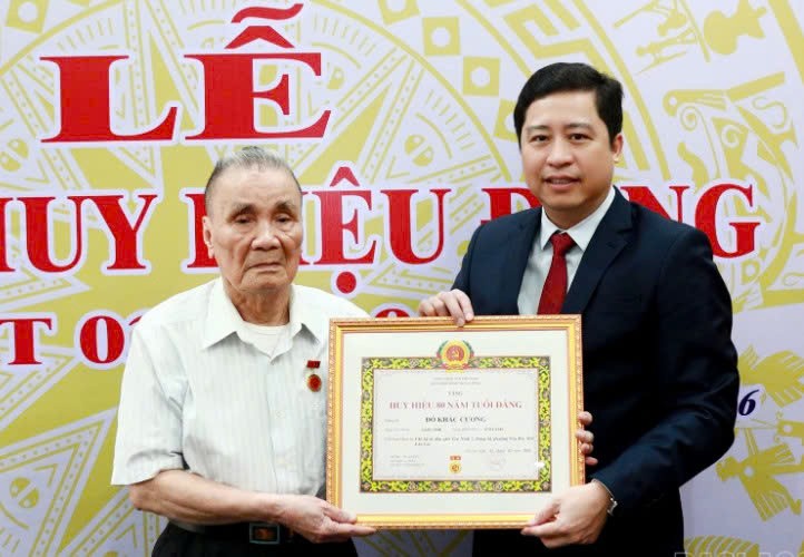 Bí thư Tỉnh ủy Dương Quốc Huy dự và trao Huy hiệu 80 năm tuổi Đảng cho đảng viên Đỗ Khắc Cương