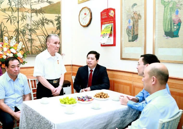 Bí thư Tỉnh ủy Dương Quốc Huy dự và trao Huy hiệu 80 năm tuổi Đảng cho đảng viên Đỗ Khắc Cương