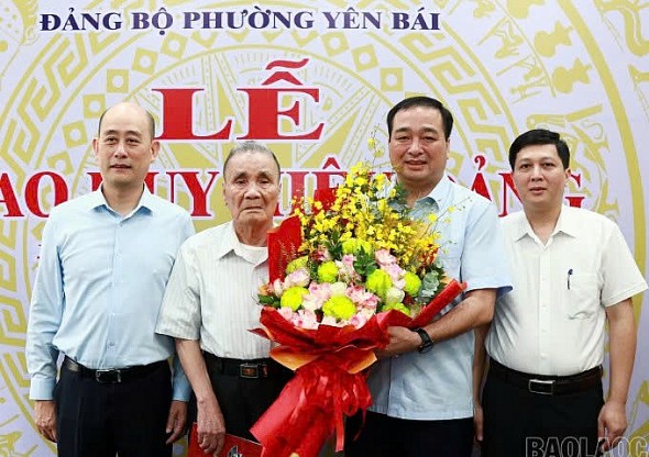 Bí thư Tỉnh ủy Dương Quốc Huy dự và trao Huy hiệu 80 năm tuổi Đảng cho đảng viên Đỗ Khắc Cương