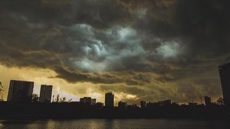 Hà Nội sắp có mưa dông, đề phòng lốc sét, mưa đá, gió giật mạnh