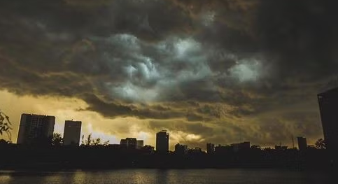 Hà Nội sắp có mưa dông, đề phòng lốc sét, mưa đá, gió giật mạnh