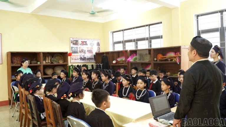 Lào Cai: Giữ hồn then   khắp cọi trong trường học Mường Lai