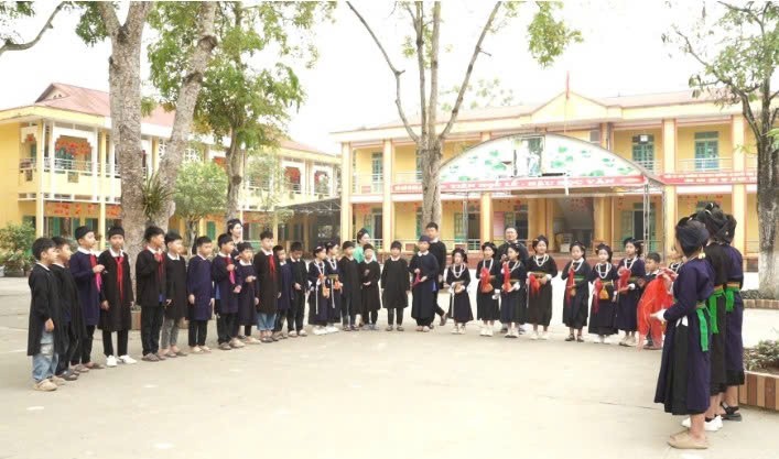 Lào Cai: Giữ hồn then   khắp cọi trong trường học Mường Lai