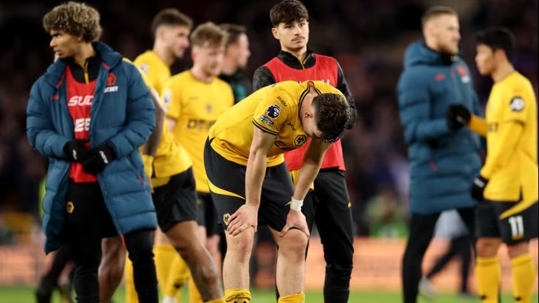 Xác định đội đầu tiên xuống hạng Ngoại hạng Anh