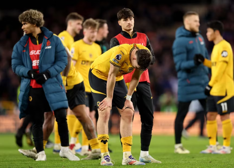 Xác định đội đầu tiên xuống hạng Ngoại hạng Anh