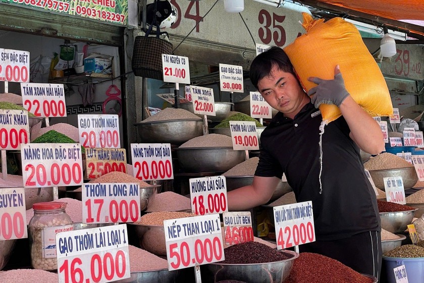 Giá nông sản hôm nay 26/4: Tiêu giữ đỉnh, cà phê đảo chiều giảm, lúa gạo giao dịch chậm