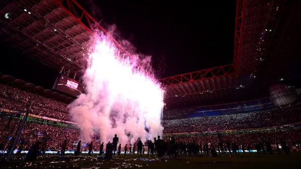 Pháo hoa rực rỡ mừng Inter Milan giành lại ngôi vương Serie A