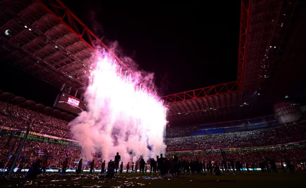 Pháo hoa rực rỡ mừng Inter Milan giành lại ngôi vương Serie A
