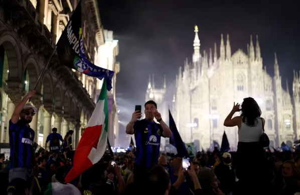 Pháo hoa rực rỡ mừng Inter Milan giành lại ngôi vương Serie A