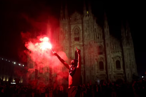 Pháo hoa rực rỡ mừng Inter Milan giành lại ngôi vương Serie A