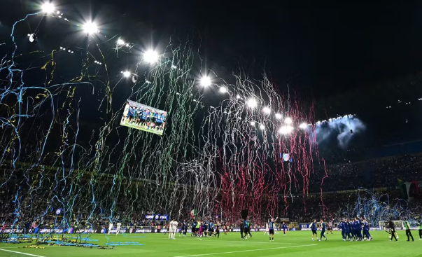 Pháo hoa rực rỡ mừng Inter Milan giành lại ngôi vương Serie A
