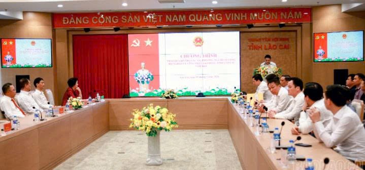 Lào Cai tiếp nhận 200 máy tính và 1.000 suất quà an sinh xã hội