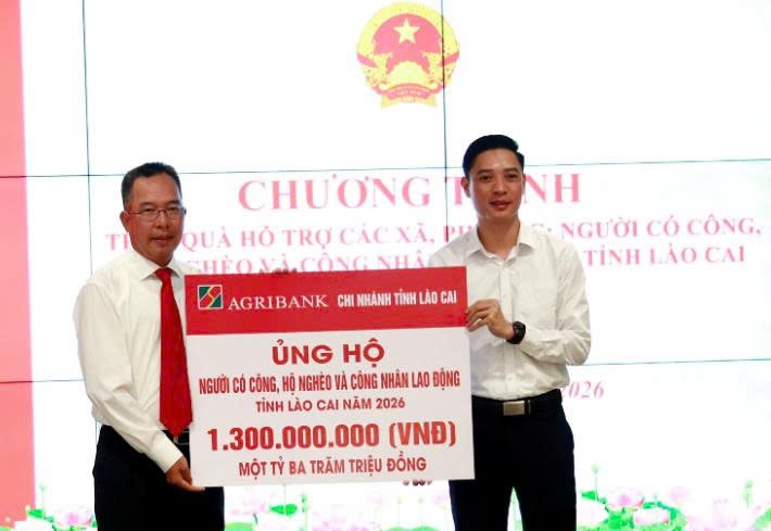 Lào Cai tiếp nhận 200 máy tính và 1.000 suất quà an sinh xã hội