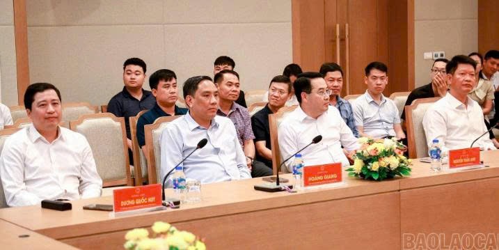 Lào Cai tiếp nhận 200 máy tính và 1.000 suất quà an sinh xã hội