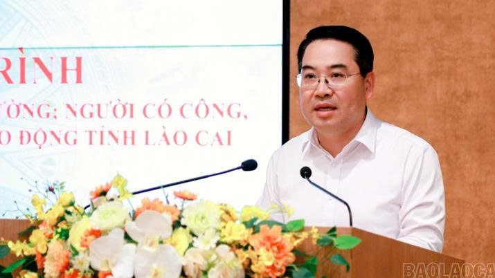 Lào Cai tiếp nhận 200 máy tính và 1.000 suất quà an sinh xã hội