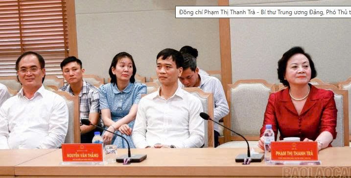 Lào Cai tiếp nhận 200 máy tính và 1.000 suất quà an sinh xã hội