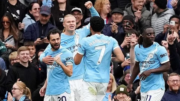 Cuộc đua vô địch Ngoại hạng Anh: Arsenal lợi thế hơn Man City