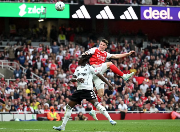 Cuộc đua vô địch Ngoại hạng Anh: Arsenal lợi thế hơn Man City