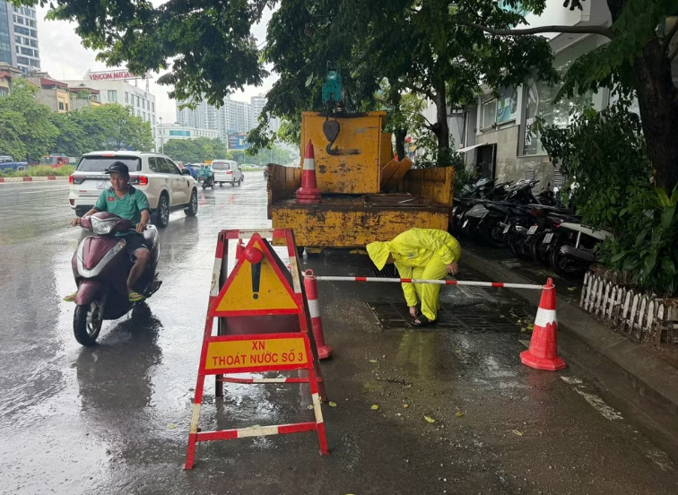 Thoát nước Hà Nội tổ chức ứng trực 24/24 giờ ứng phó bão số 1 Thoát nước Hà Nội tổ chức ứng trực 24/24 giờ ứng phó bão số 1