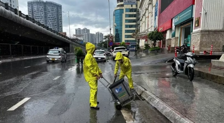 Thoát nước Hà Nội tổ chức ứng trực 24/24 giờ ứng phó bão số 1 Thoát nước Hà Nội tổ chức ứng trực 24/24 giờ ứng phó bão số 1