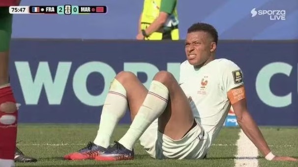 Mbappe tập tễnh rời sân khi Pháp vào bán kết World Cup 2026