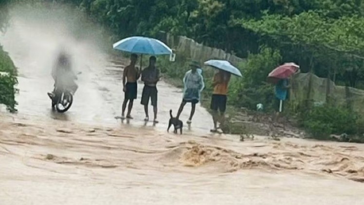 Bắc Ninh: Quân đội hỗ trợ Nhân dân chống lũ