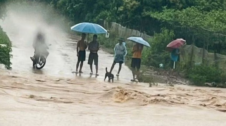 Bắc Ninh: Quân đội hỗ trợ Nhân dân chống lũ