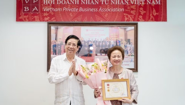 Anh hùng Lao động Nguyễn Thị Nga được bầu làm Chủ tịch Hội Doanh nhân Tư nhân Việt Nam Anh hùng Lao động Nguyễn Thị Nga được bầu làm Chủ tịch Hội Doanh nhân Tư nhân Việt Nam
