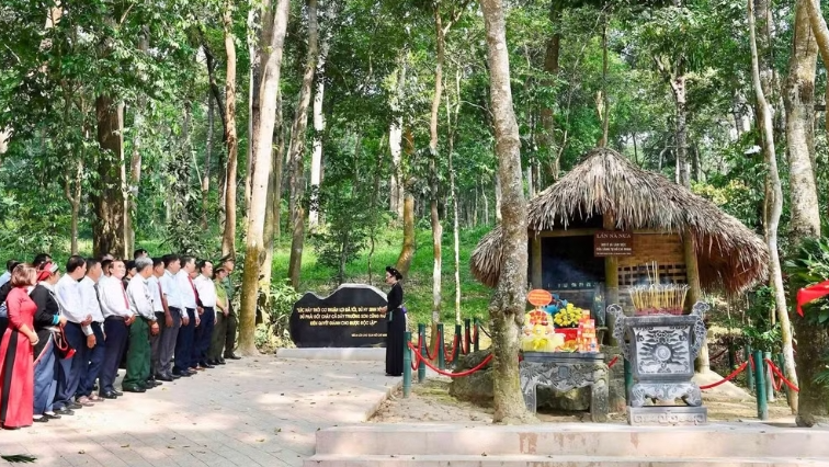 Du lịch “địa chỉ đỏ” thu hút khách trong kỳ nghỉ lễ Du lịch “địa chỉ đỏ” thu hút khách trong kỳ nghỉ lễ