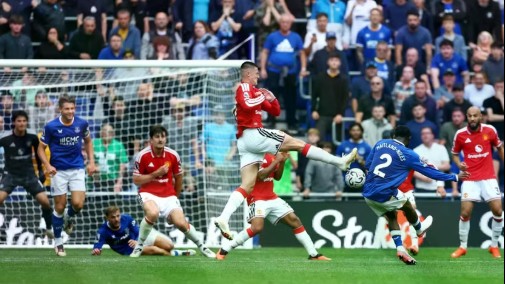Tân binh Everton buộc Man Utd chia điểm