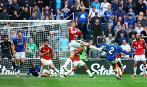 Tân binh Everton buộc Man Utd chia điểm