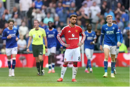 Tân binh Everton buộc Man Utd chia điểm