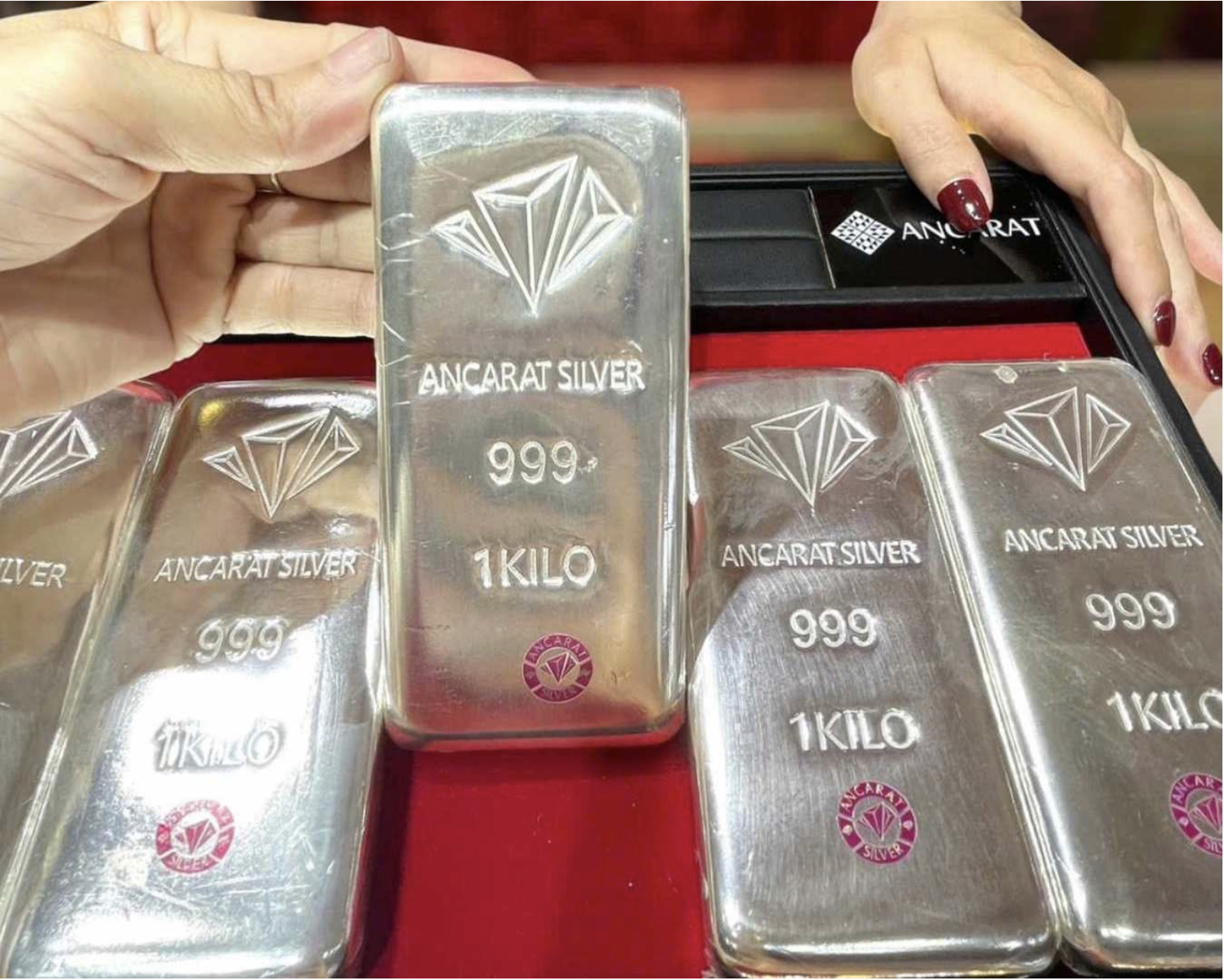 Giá kim loại hôm nay 9/9: Vàng trong nước tăng nhẹ, thép và bạc cùng đi lên
