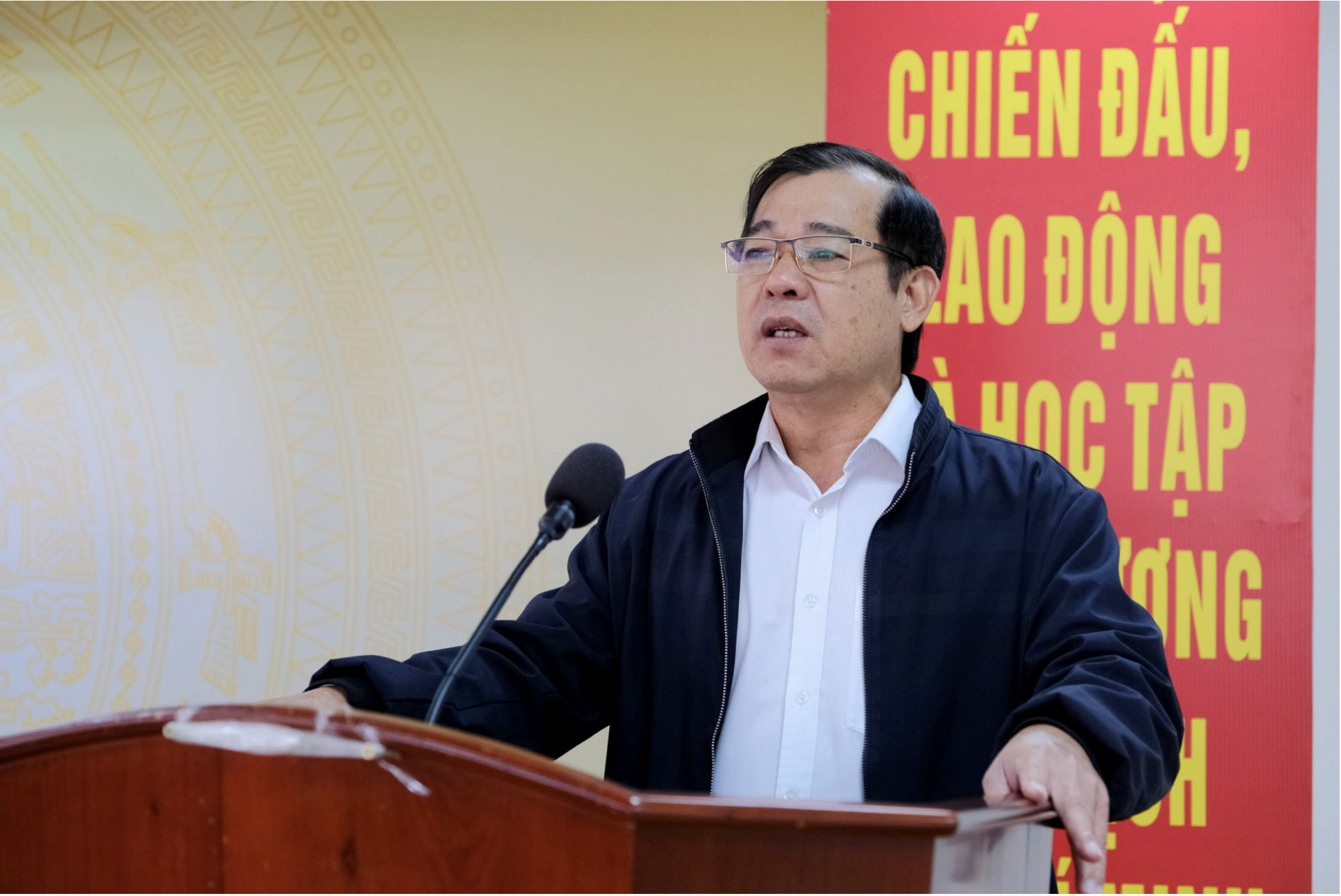 TS Lương Thanh Sơn, Chủ tịch Liên hiệp các Hội Khoa học và Kỹ thuật tỉnh Lâm Đồng phát biểu tại hội thảo TS Lương Thanh Sơn, Chủ tịch Liên hiệp các Hội Khoa học và Kỹ thuật tỉnh Lâm Đồng phát biểu tại hội thảo