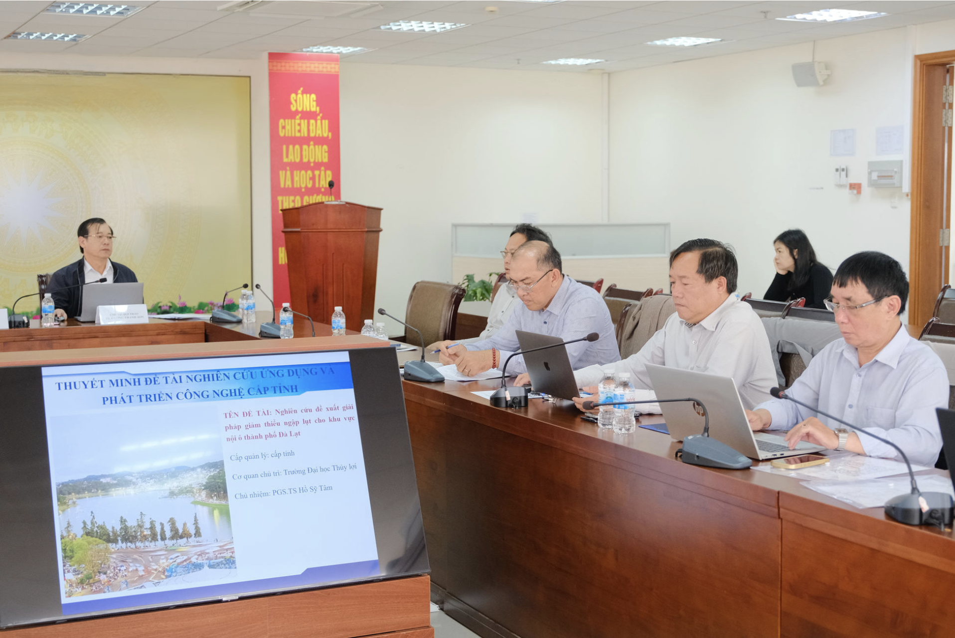 Các đại biểu dự hội thảo Các đại biểu dự hội thảo