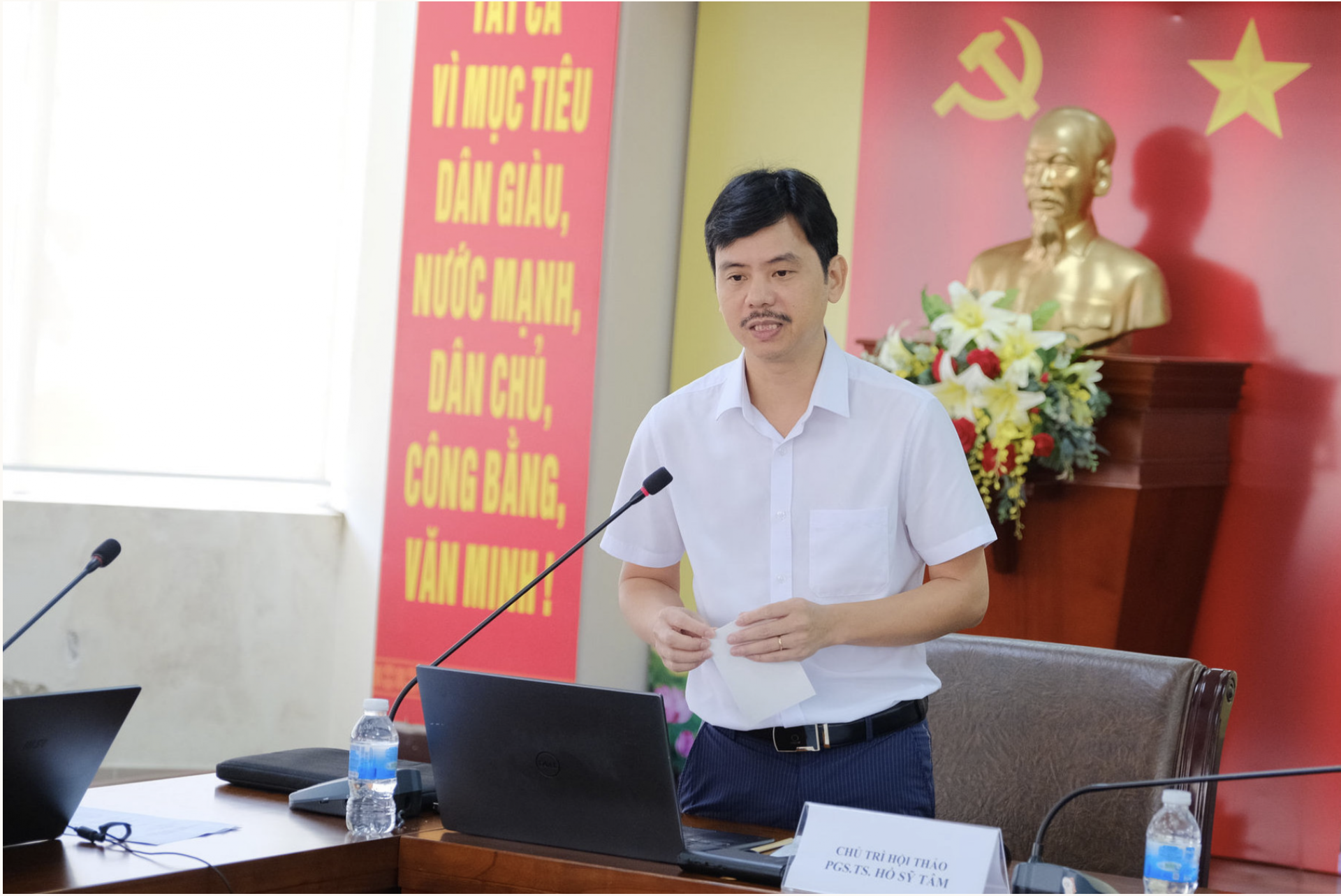 PGS.TS Hồ Sỹ Tâm, Trường Đại học Thủy lợi nêu ý kiến tại hội thảo PGS.TS Hồ Sỹ Tâm, Trường Đại học Thủy lợi nêu ý kiến tại hội thảo
