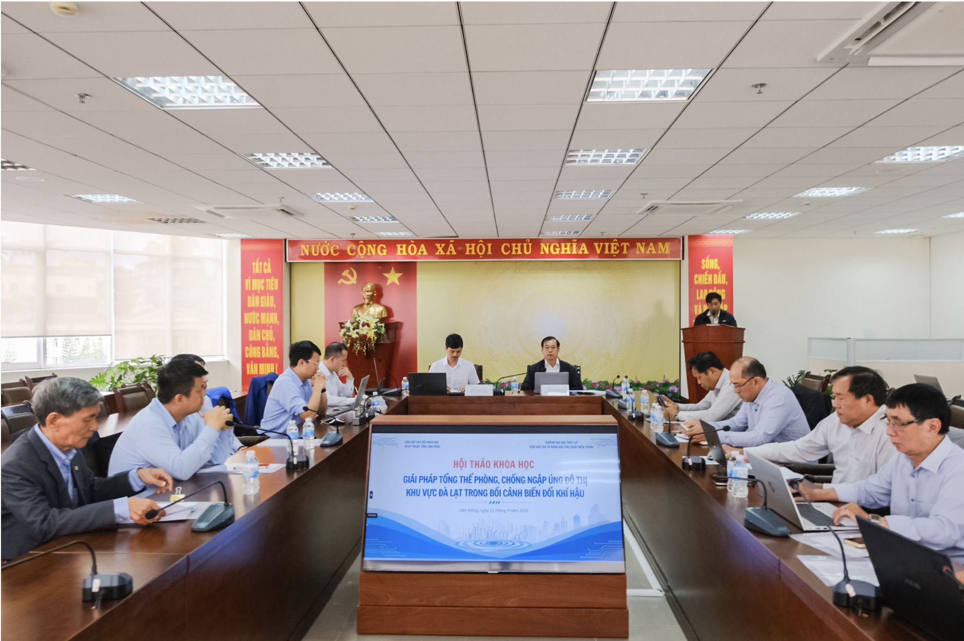 Quang cảnh hội thảo Quang cảnh hội thảo