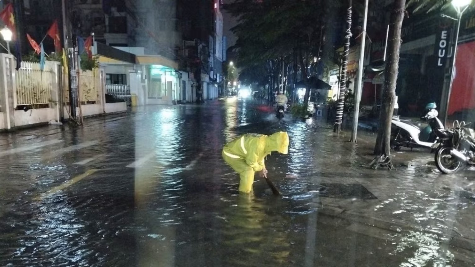 Hà Nội xuất hiện nhiều điểm úng ngập sau mưa diện rộng