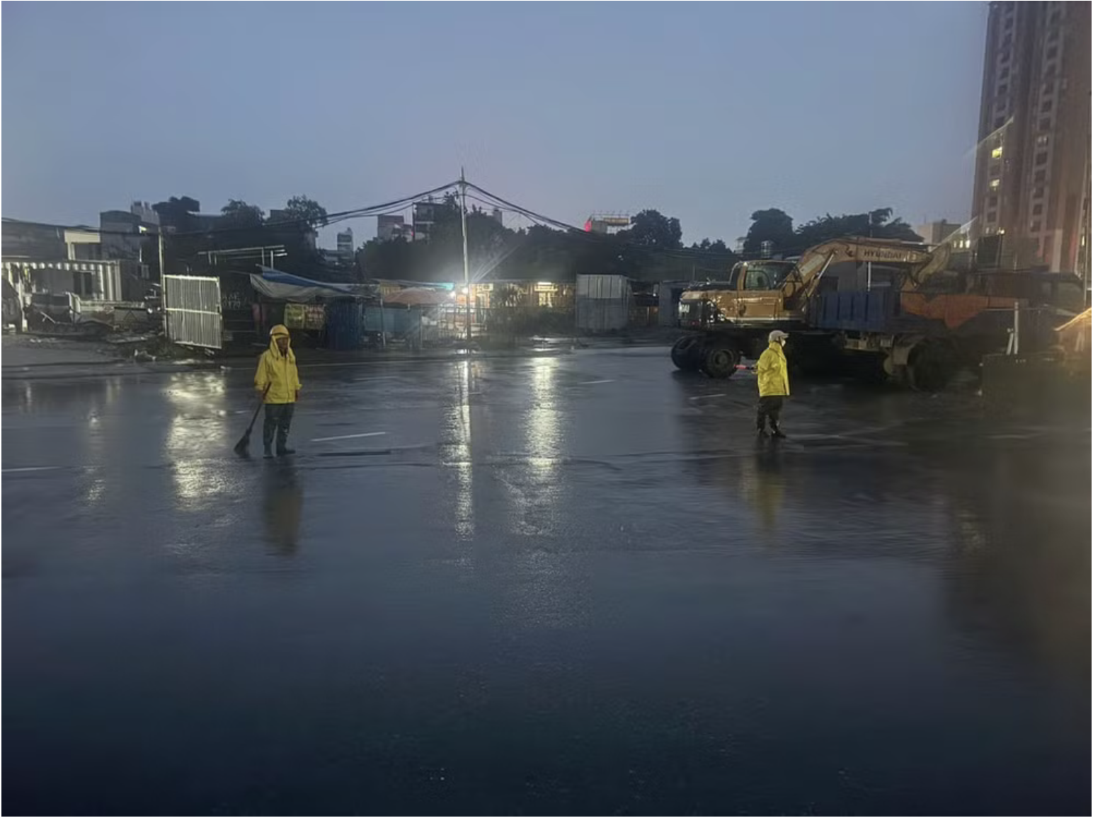 Xí nghiệp thoát nước số 5 ứng trực trên đường Cổ Linh. (Ảnh: Đơn vị cung cấp) Xí nghiệp thoát nước số 5 ứng trực trên đường Cổ Linh. (Ảnh: Đơn vị cung cấp)
